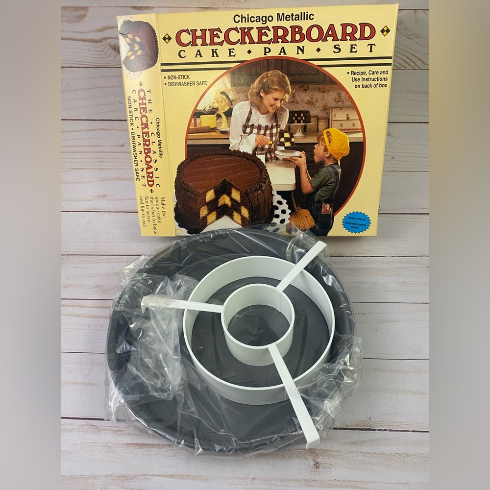 Chicago Metallic 9" Round Checkerboard Cake Pan Set New